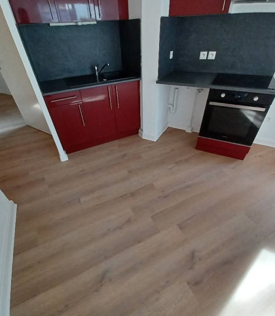 Intérieur d’une maison avec un sol en parquet
