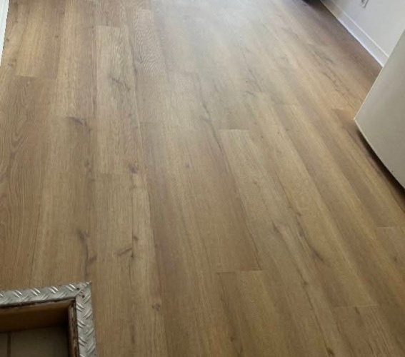 Intérieur d’une maison avec un sol en parquet