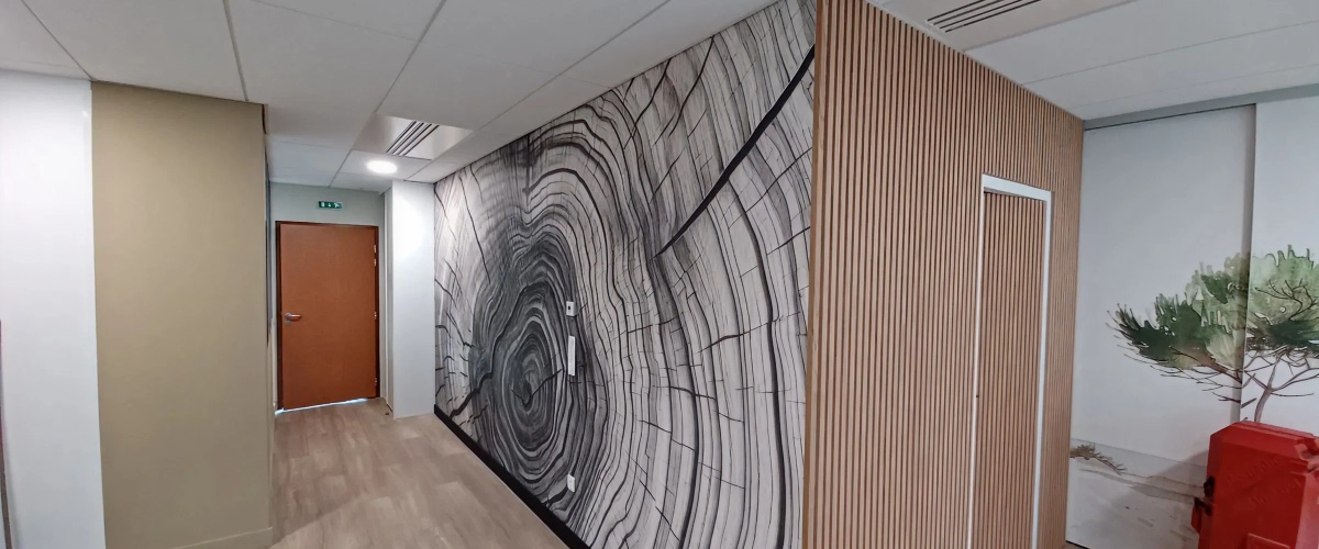 Une tapisserie orne le mur.